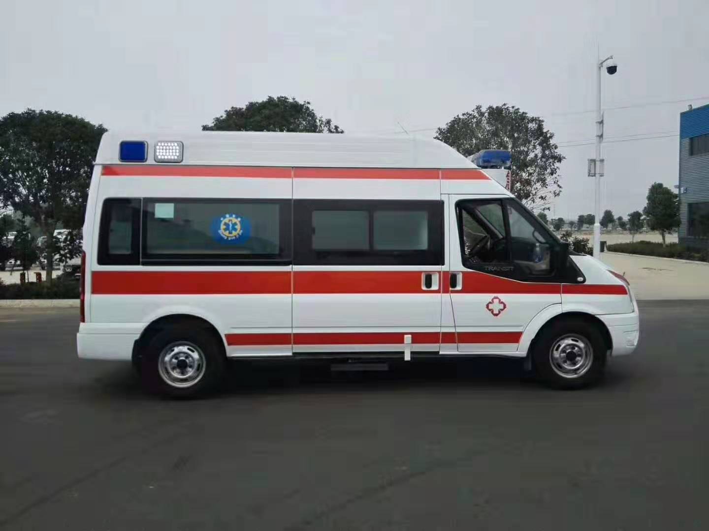 福特V348長(zhǎng)軸中頂監(jiān)護(hù)型救護(hù)車(chē)